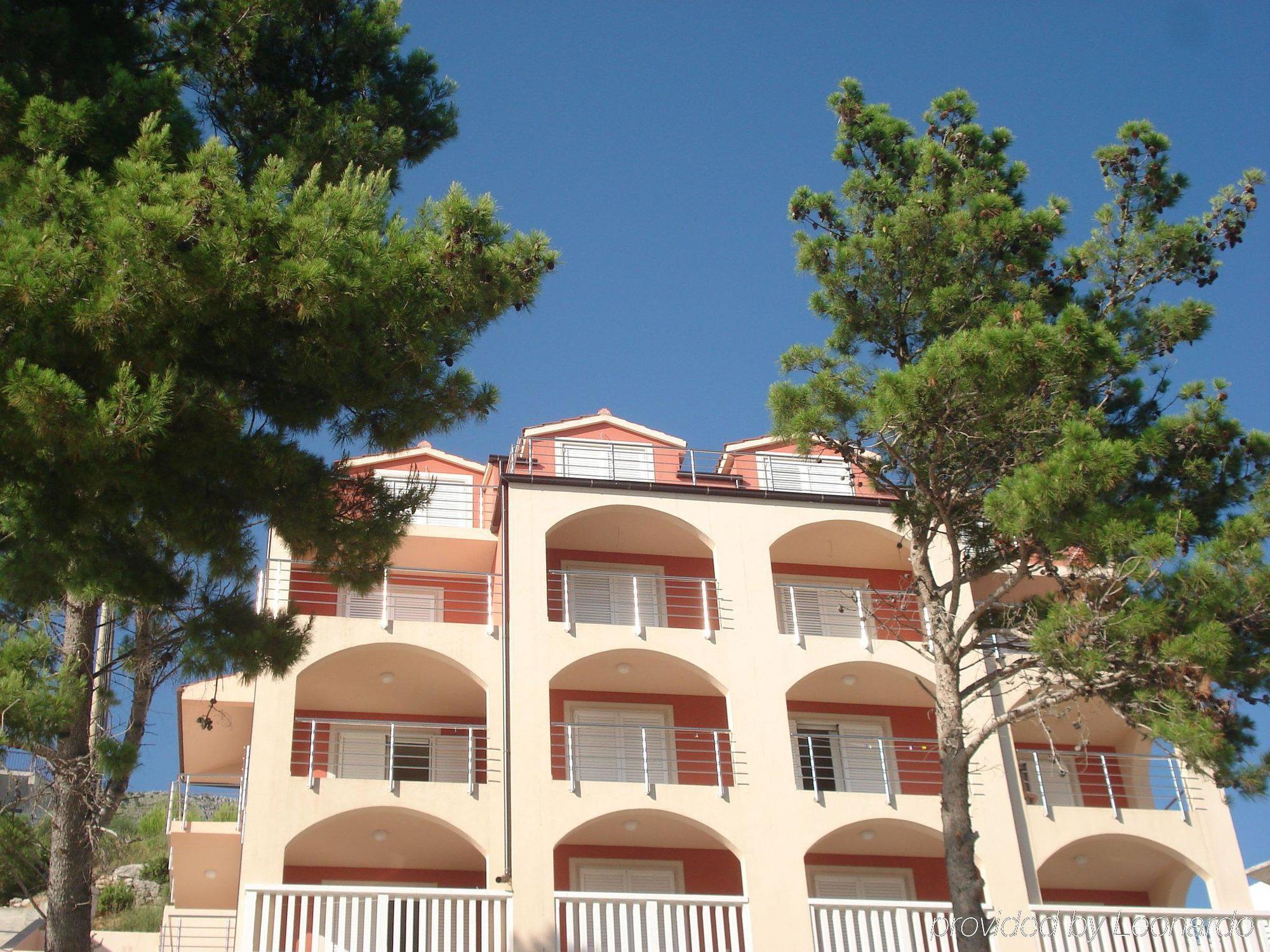 Apartments Villa Amalia Омиш Экстерьер фото