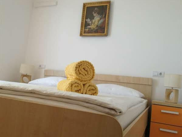 Apartments Villa Amalia Омиш Экстерьер фото
