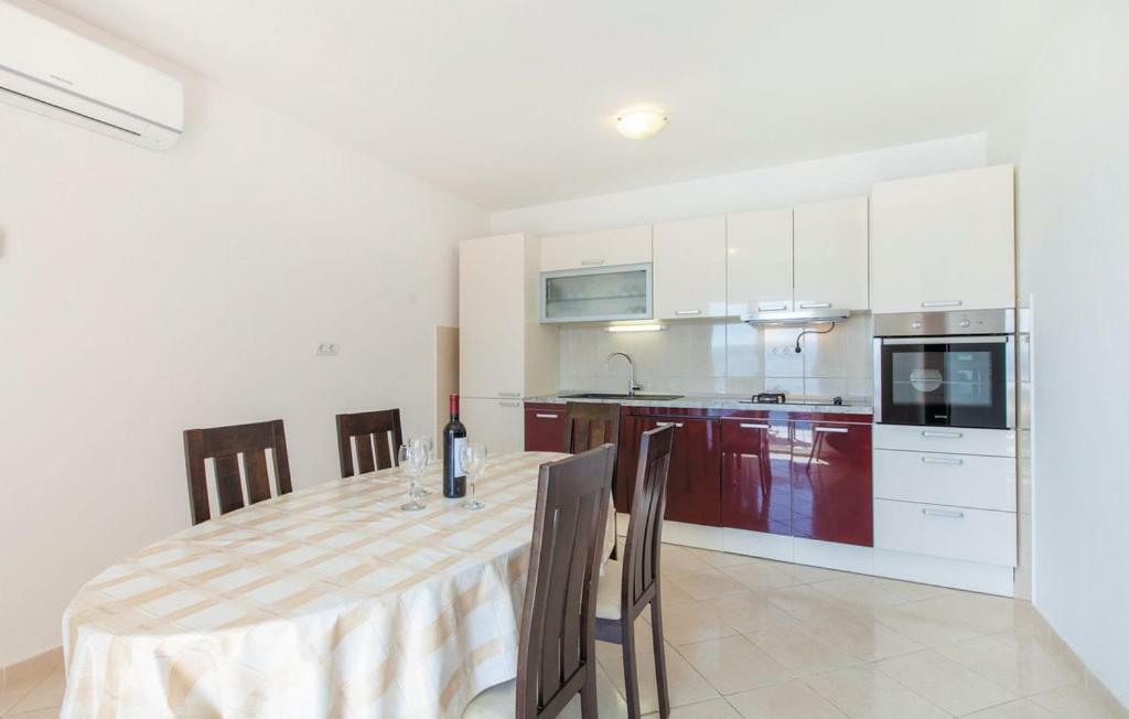 Apartments Villa Amalia Омиш Экстерьер фото